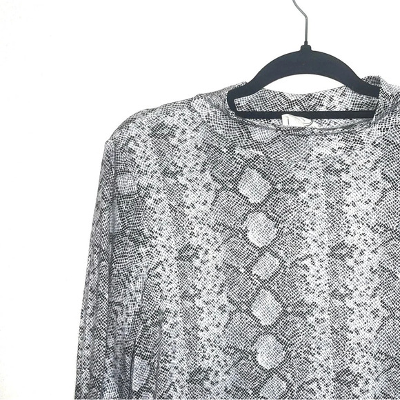 Maurices 24/7 White & Gray Snakeskin Mock Neck Long Sleeve Tee Medium Women’s - Picture 4 of 11